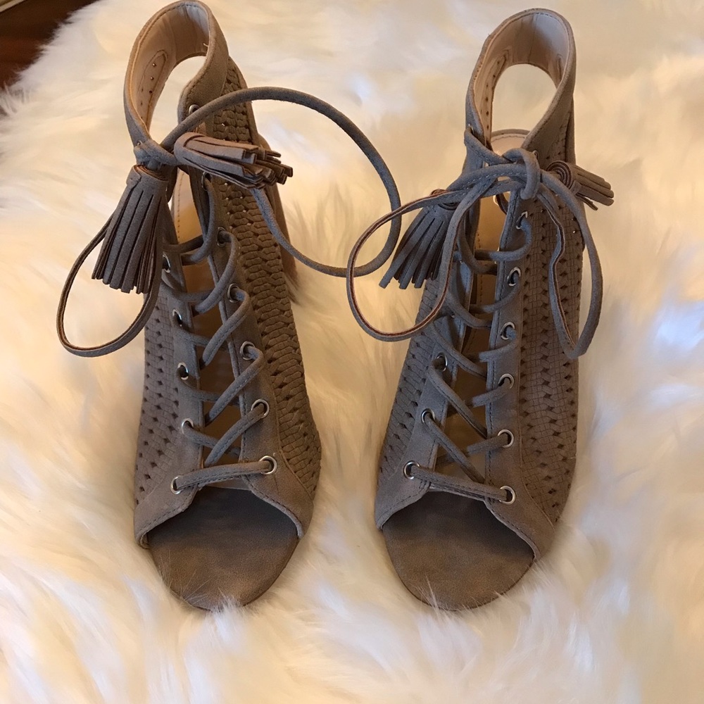 JESSICA SIMPSON WOMENS SHOE SIZE 6 1/2 MEDIUM LACE UP TIE TASSLE. OPEN WEAVE